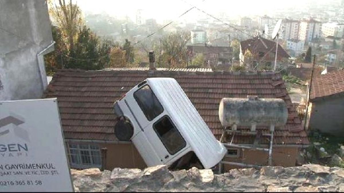 Minbüs Evin Üstüne Uçtu...