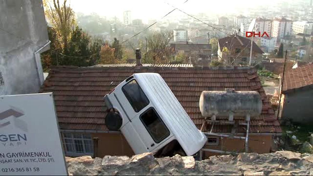 Minibüs Evin Üstüne Uçtu...
