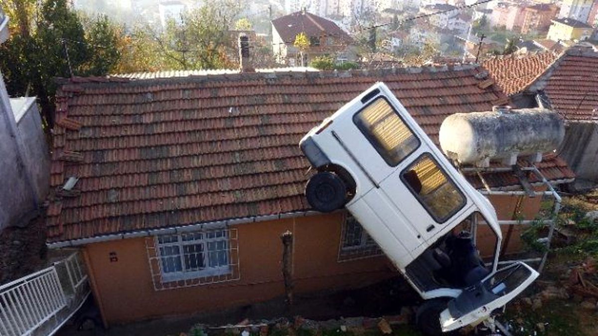 Minibüs Evin Üzerine Uçtu
