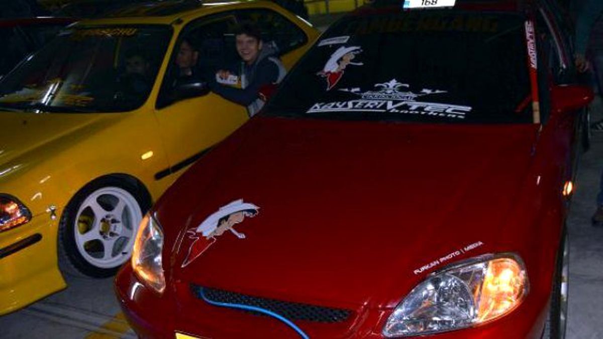 Kayseri\'de Modifiye Tutkunları Garajda Buluştu