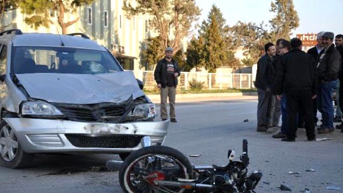 Motosikletle Yarışırken Otomobile Çaptılar: 2 Yaralı