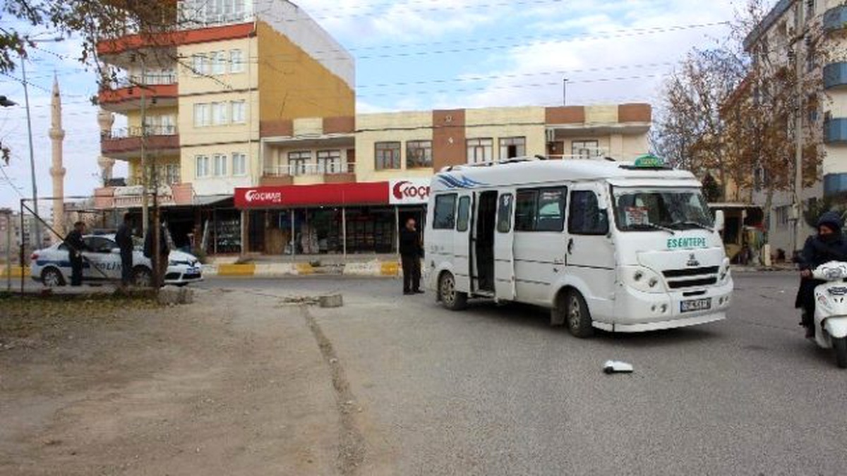 Motosikletle Yolcu Minibüsü Çarpıştı: 2 Yaralı