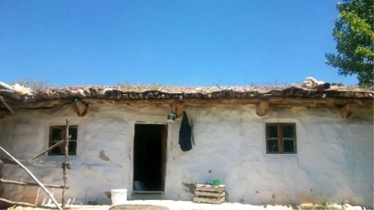 Pamukkale\'de İki Aileye Ev Yapıldı