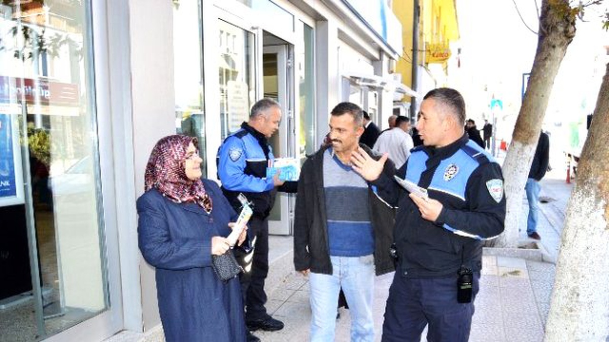 Polisler Vatandaşları, Dolandırıcılığa Karşı Uyarı