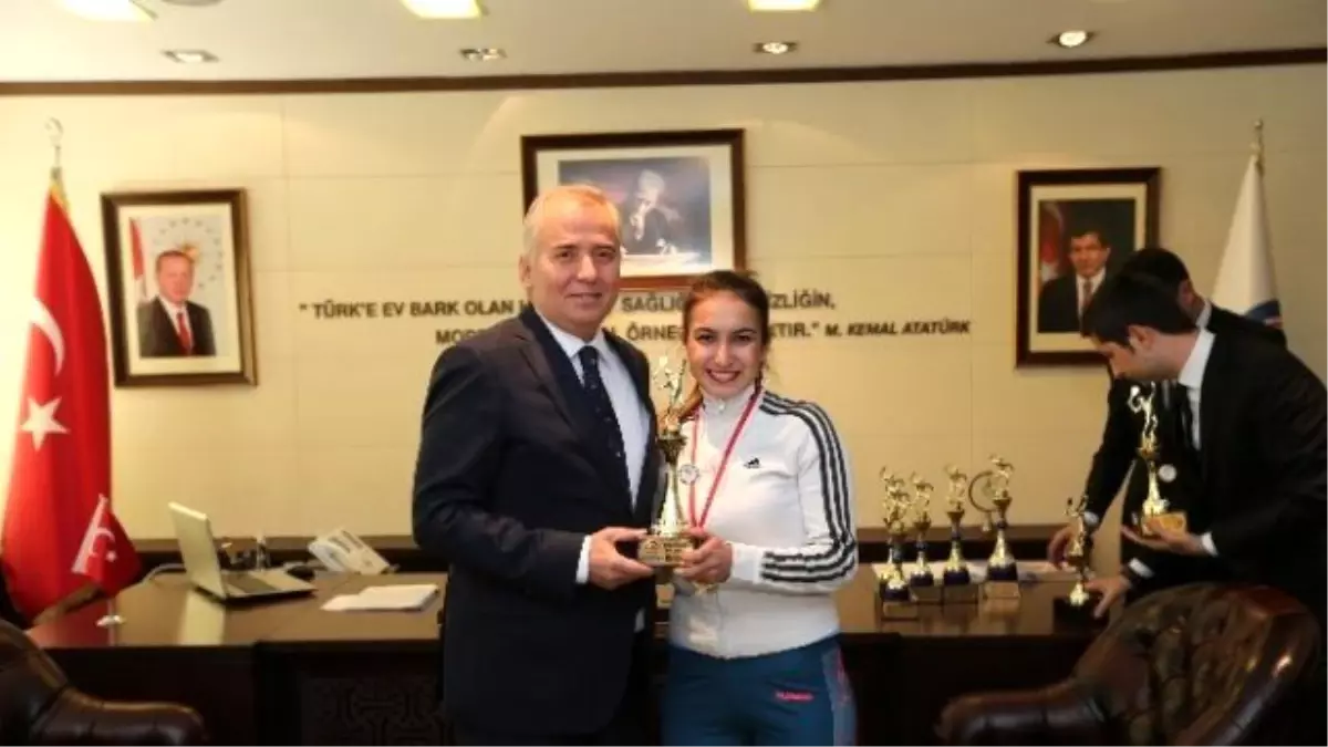 Raket Sporları Turnuvası'nda Ödüller Dağıtıldı