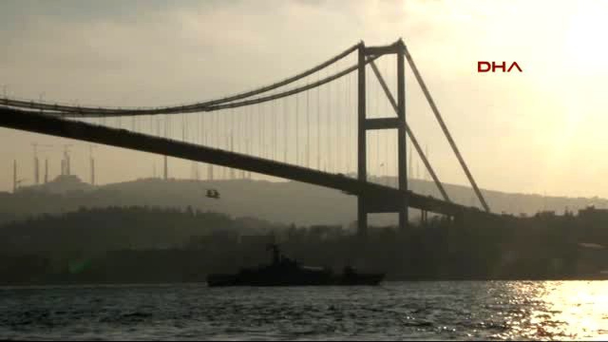 Rus Savaş Gemisi \'Ceaser Kunikov\' İstanbul Boğazı\'nda 2