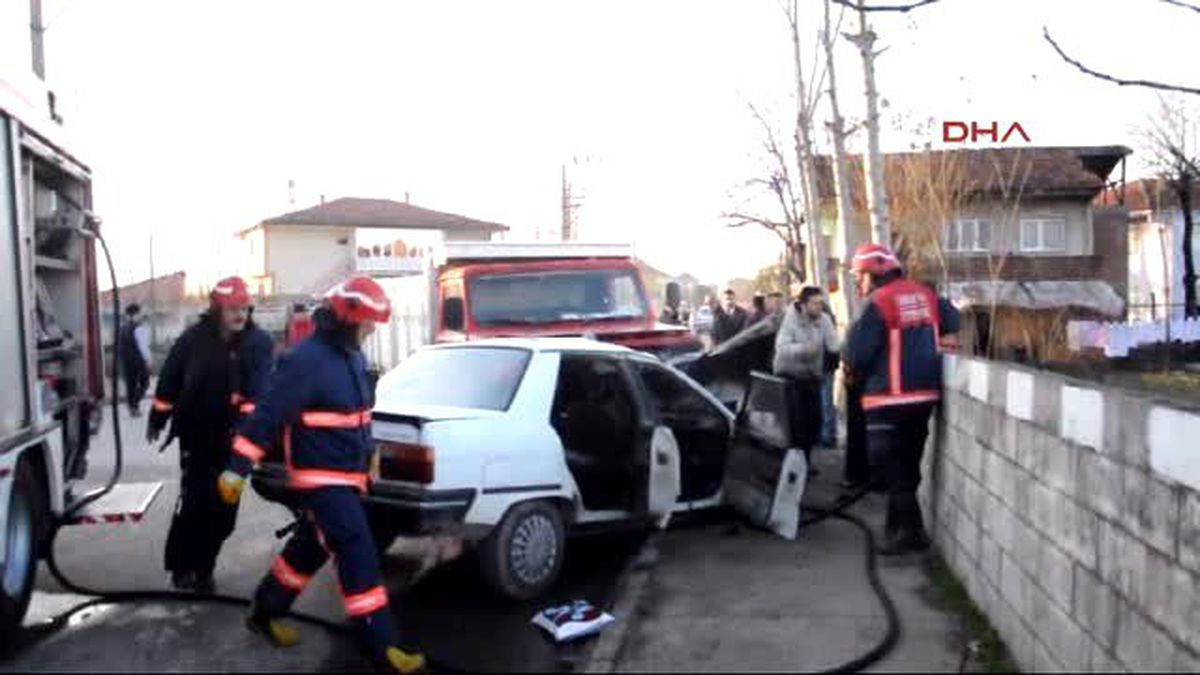 Sakarya Hatalı Sollama Yapan Kamyonet İki Otomobile Çarptı: 4 Yaralı