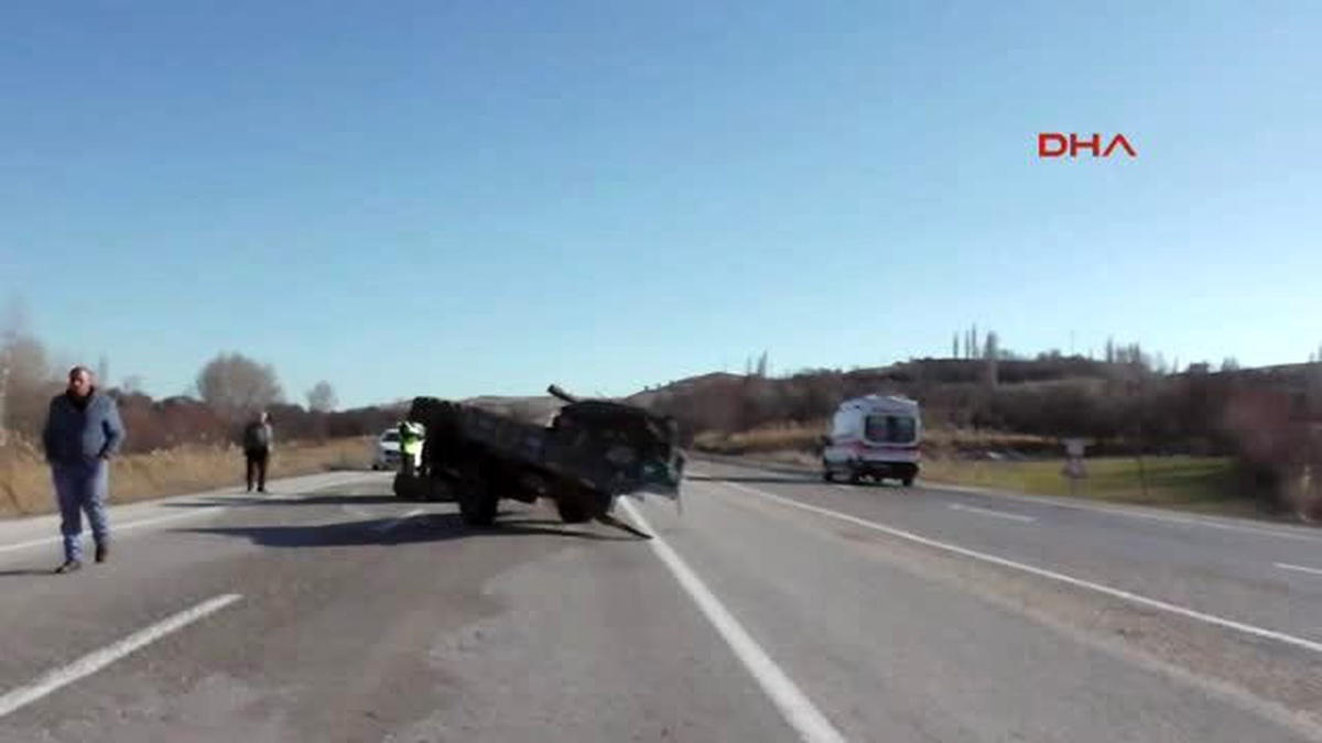 Sivas Tır Kavşakta Otomobile Çarptı: 1 Yaralı