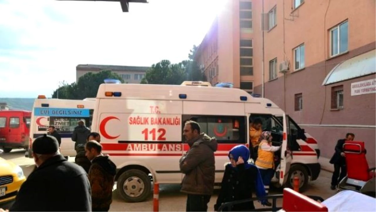 Tokat\'ta Kamyon ile Minibüs Çarpıştı: 13 Yaralı