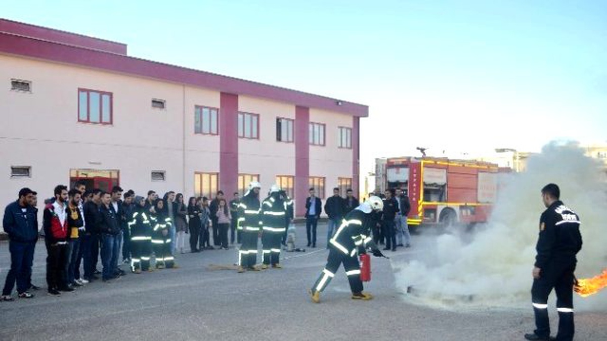 Üniversite Öğrencilerine \'Yangına Müdahale\' Eğitimi