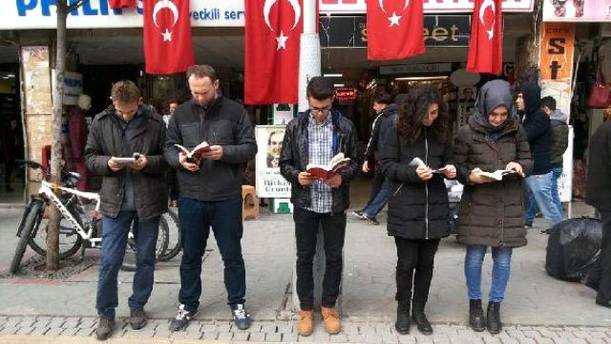 Üniversiteliler Caddede Kitap Okudu
