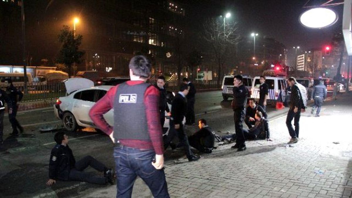 Uygulama Yapan Polislere Cip Çarptı : 4\'ü Polis 9 Yaralı