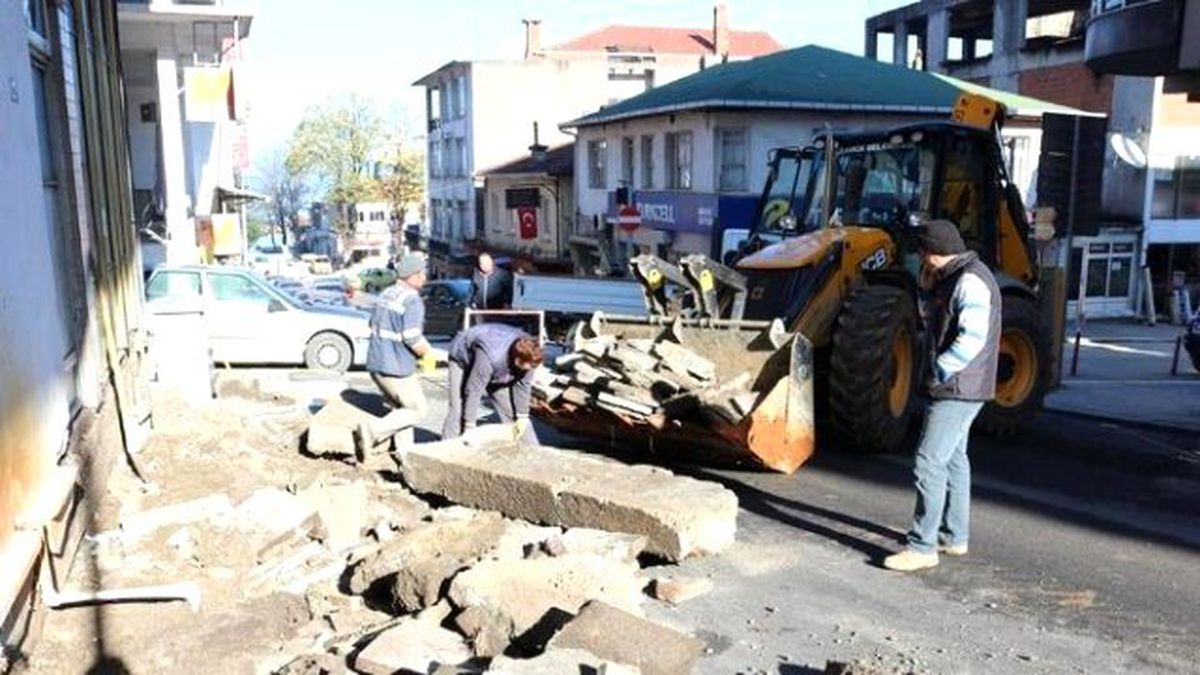 Akçakoca\'da Kaldırım Çalışması