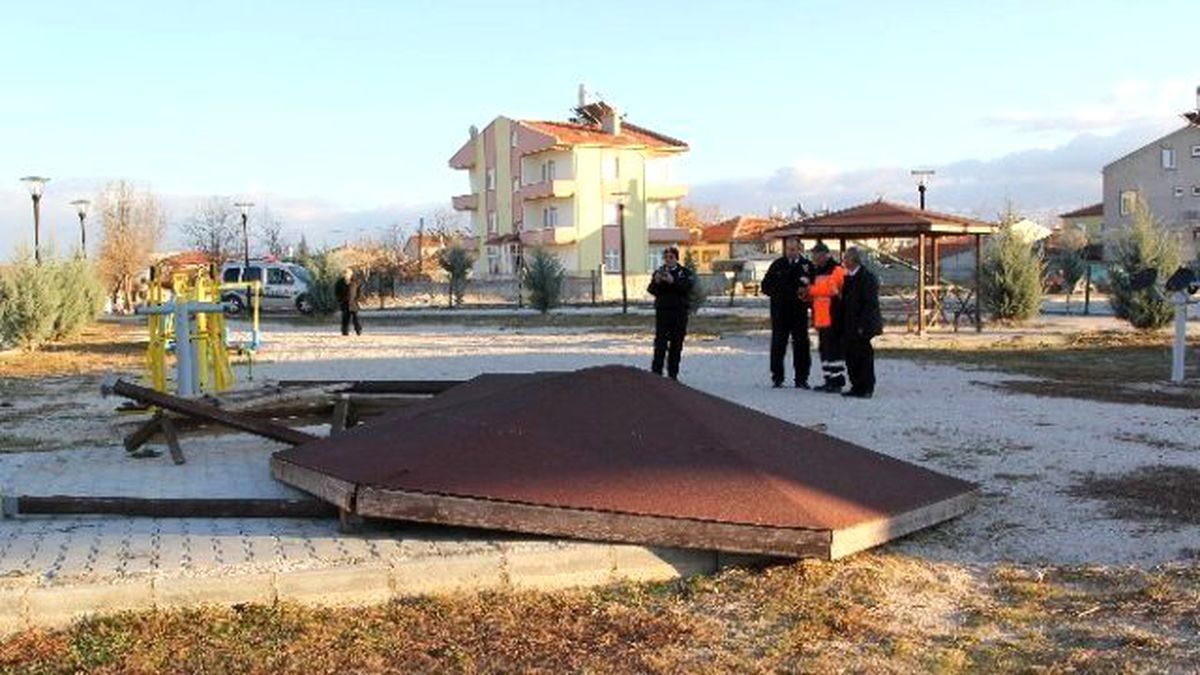 Cihanbeyli\'de Parklara Zarar Veriliyor