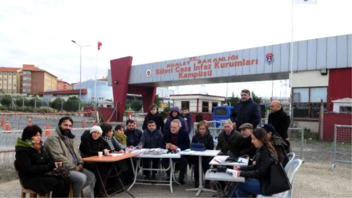 Cumhuriyet Gazetesi\'nin Gündem Toplantısı Silivri Cezaevi Önünde Yapıldı