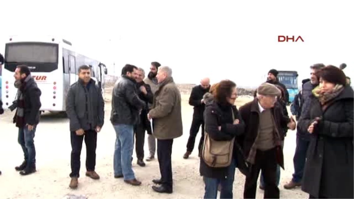 Cumhuriyet Gazetesi\'nin Yazı İşleri Toplantısı Silivri Cezaevi Önünde Yapıldı