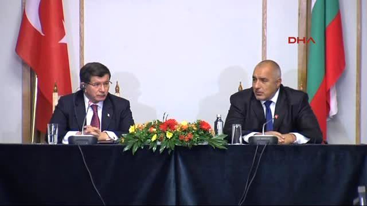 Davutoğlu Suriye\'den Kaçan İnsanlar Akın Akın Türkiye, Bulgaristan ve Avrupa\'ya Geliyorlar