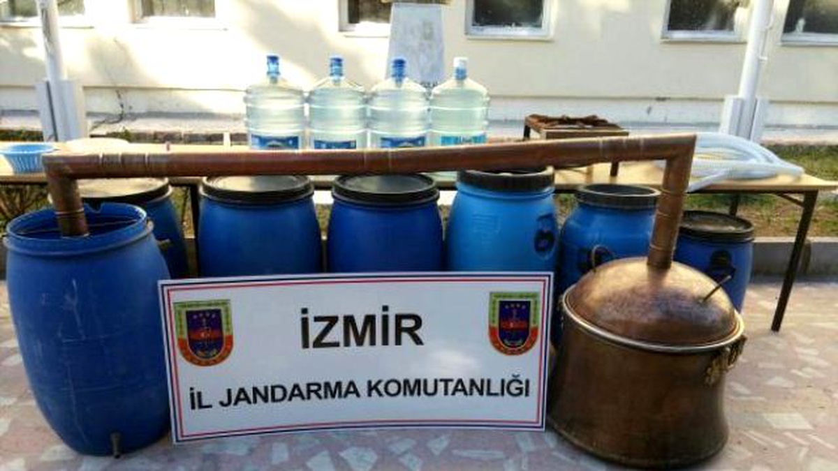 Dikili\'de Kaçak Rakı Üretimine İki Gözaltı