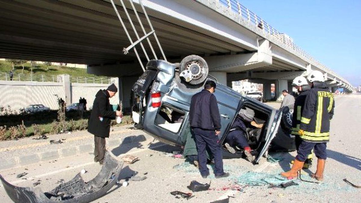 Direksiyon Hakimiyetini Kaybeden Kadın Sürücü, Köprüden Uçtu