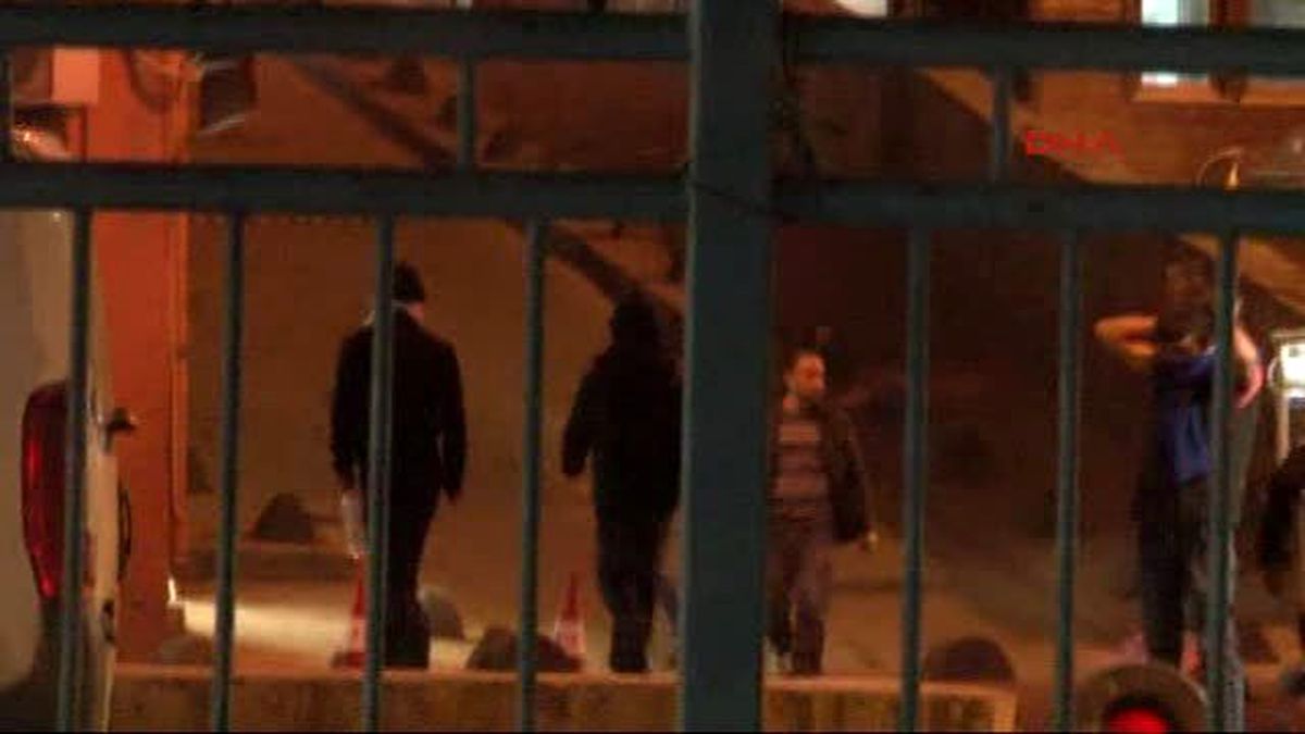 Dolapdere\'de Çöp Konteynerlerini Yola Devirip Ateşe Verdiler