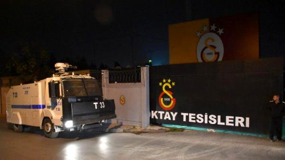 Galatasaray Taraftarları Florya\'da Yönetim ve Futbolcuları Protesto Etti