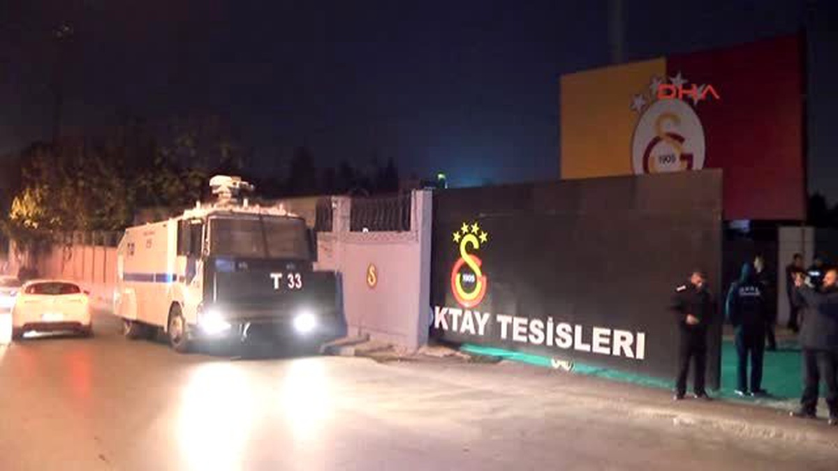 Galatasaray Taraftarları Florya\'da Yönetim ve Futbolcuları Protesto Etti