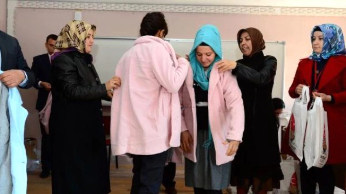 Kahramanmaraş\'ta Belediyeden 800 Kız Öğrenciye Kaban