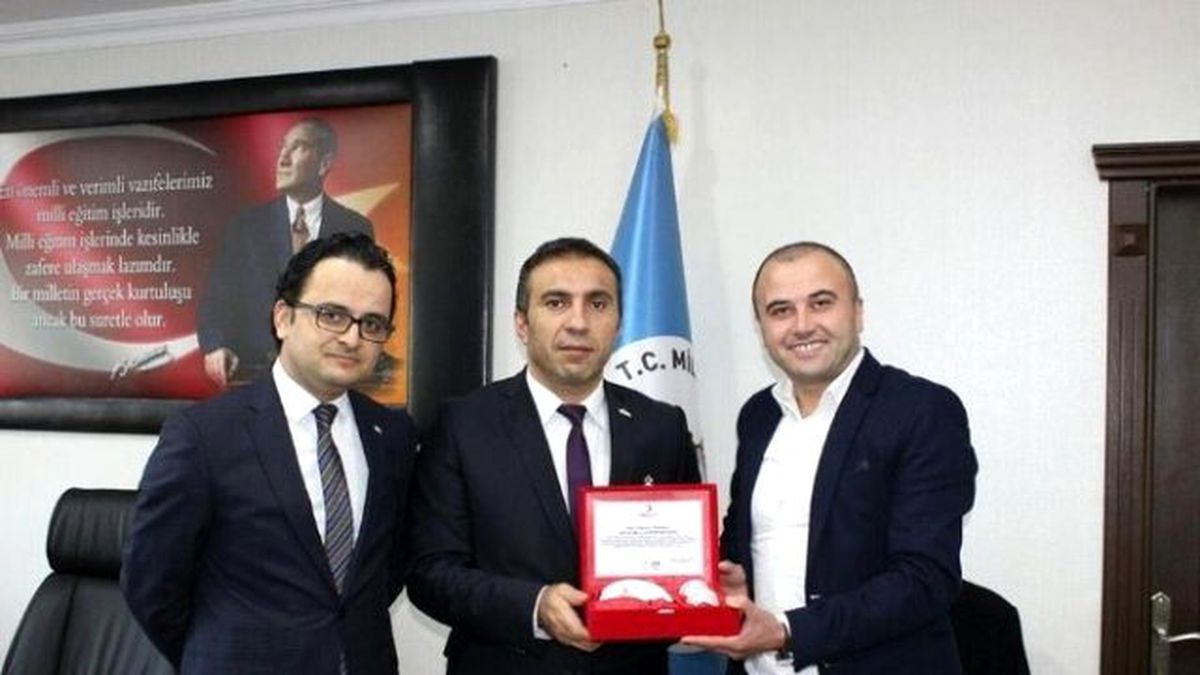 Kızılay\'dan Desteğe Plaket