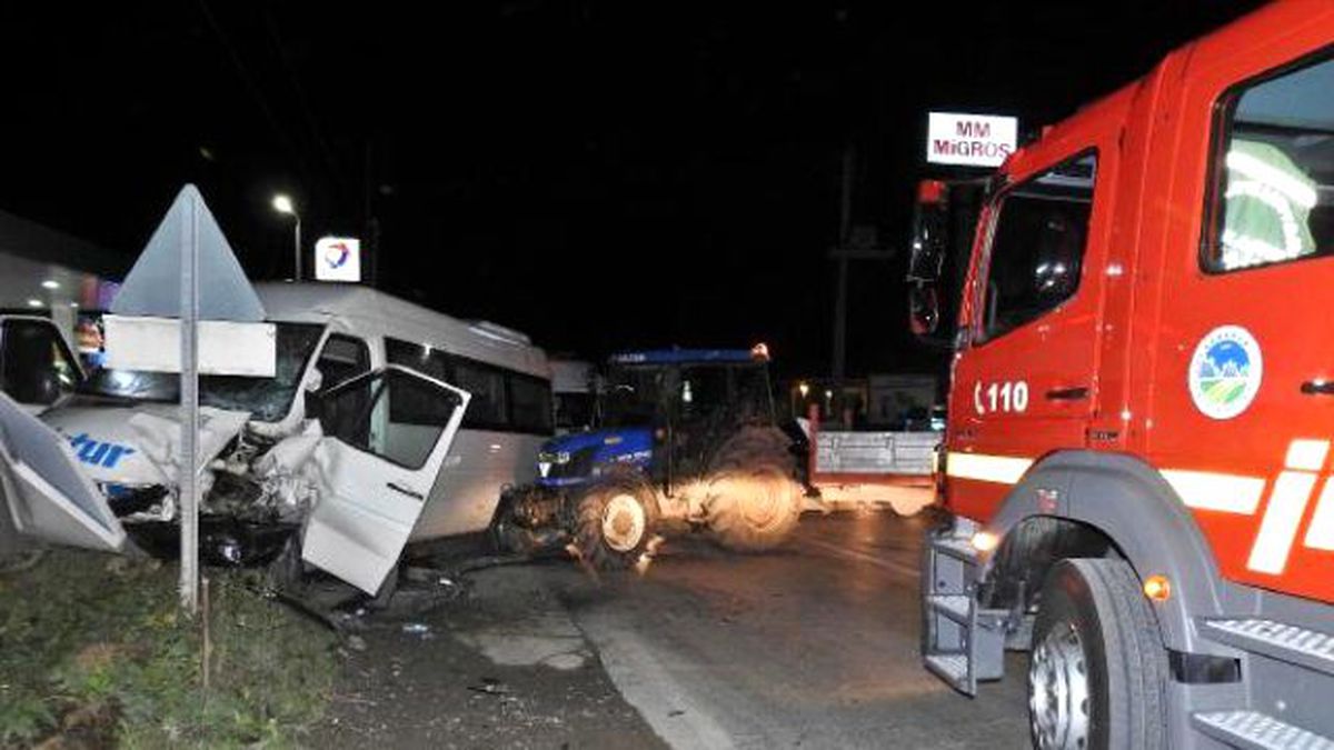 Minibüs Traktöre Çarptı: 5 Yaralı