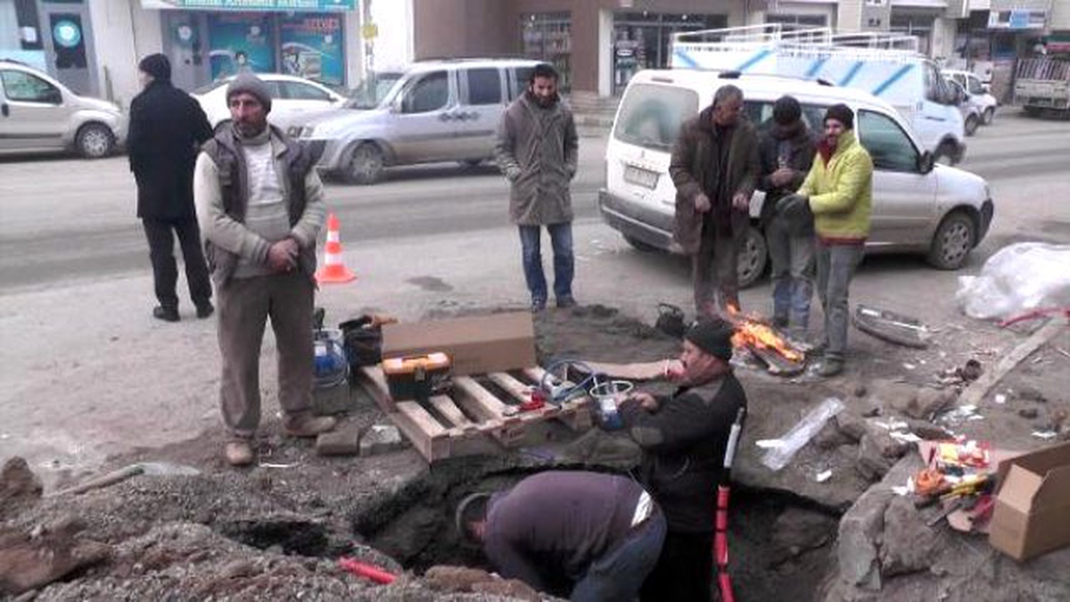 Muş\'ta Soğukta Çalışan İşçilerin Mücadelesi
