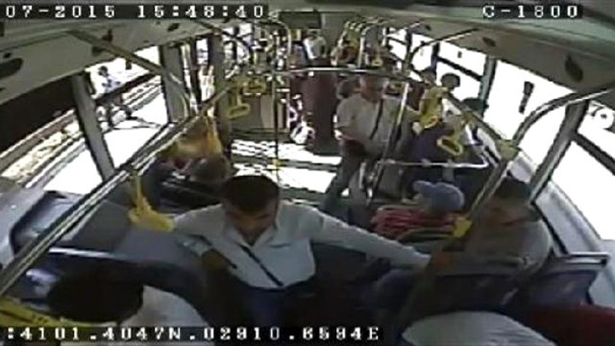 Otobüsten İner İnmez Araç Çarptı