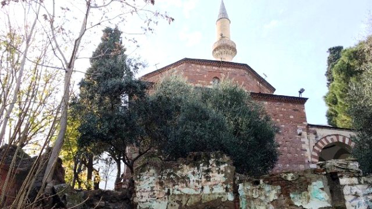 Tarihi Cami Tinercilerin Mekanı Oldu