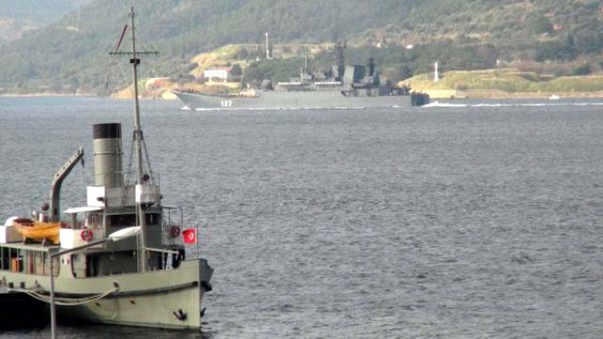 Rus Savaş Gemisi \'Minsk\' Çanakkale Boğazı\'ndan Geçti