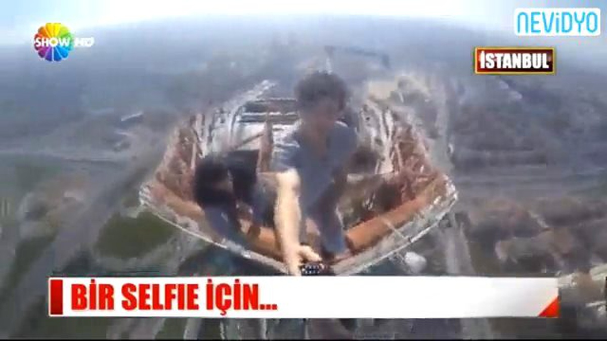 Selfie\'cileri Bu Kez Avm\'ye Tırmandı
