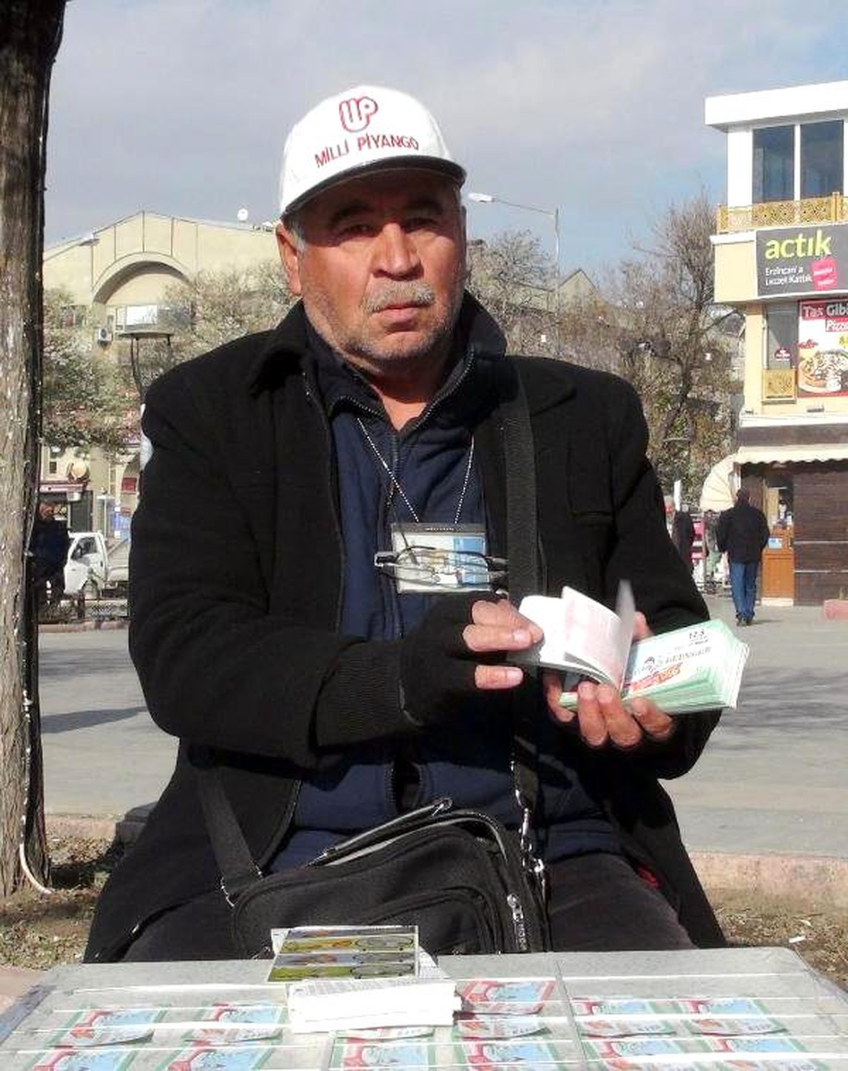 Seyyar Satıcının 17 Bin Liralık Milli Piyango Bileti Çalındı