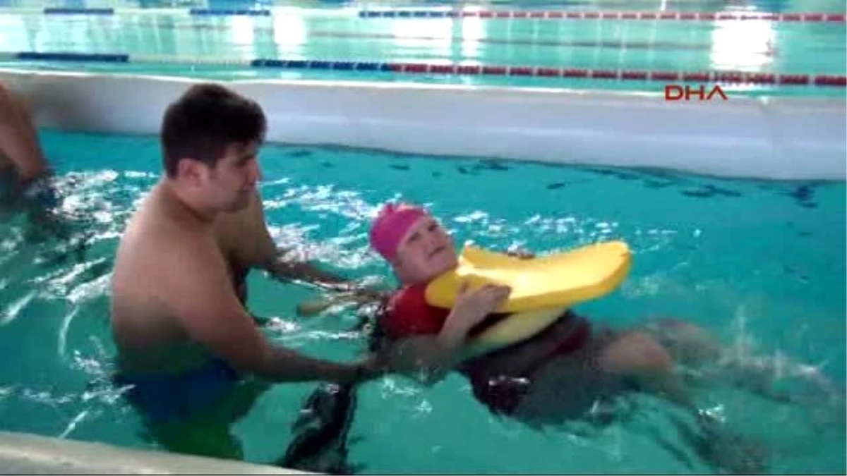 Üniversite Kampusunda Engellilere Yüzme Eğitimi