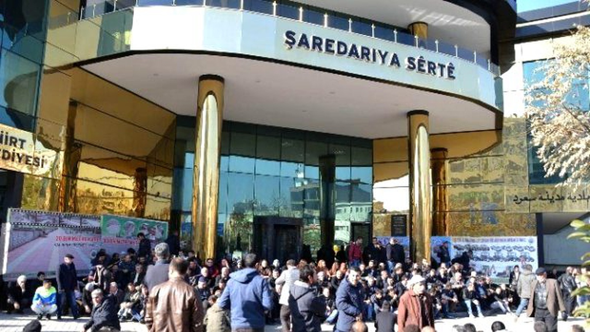 Vali Aradı, Belediye Önünü Kapatan Göstericiler Uzaklaştırıldı