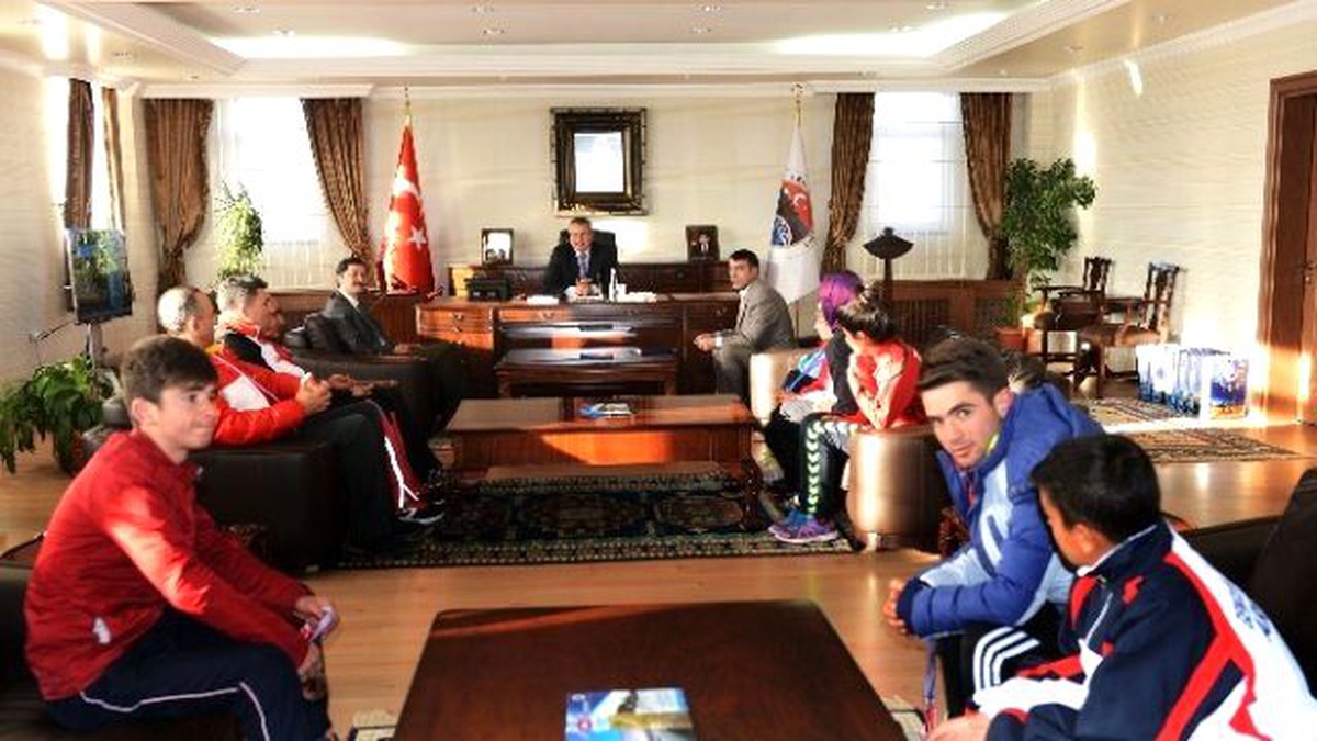 Vali Deniz, Ulusal Düzeyde Spor Müsabakalarında Dereceye Giren Sporcuları Kabul Etti