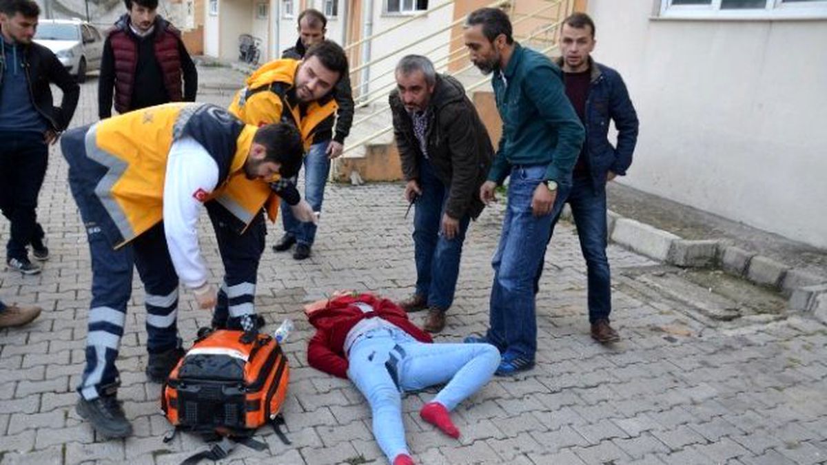 Beşinci Kattan Beton Zemine Düşen Genç Kız Ağır Yaralandı