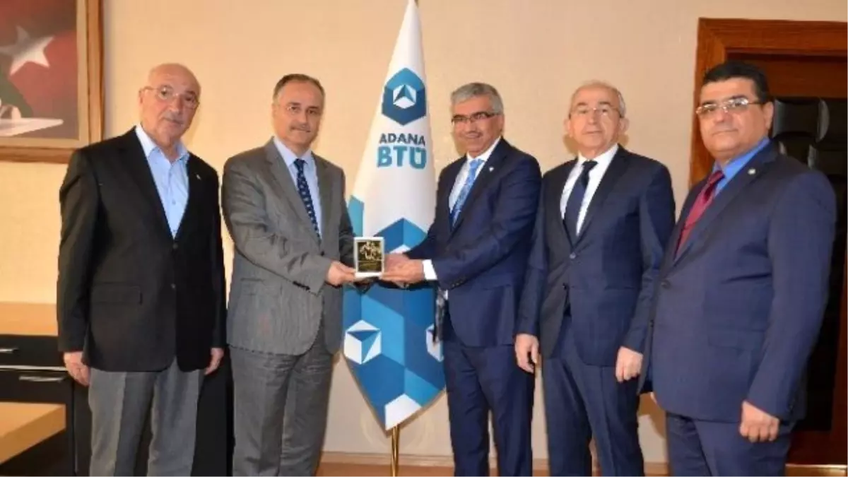 Adana Btü Rektörüne Kızılay Rozeti