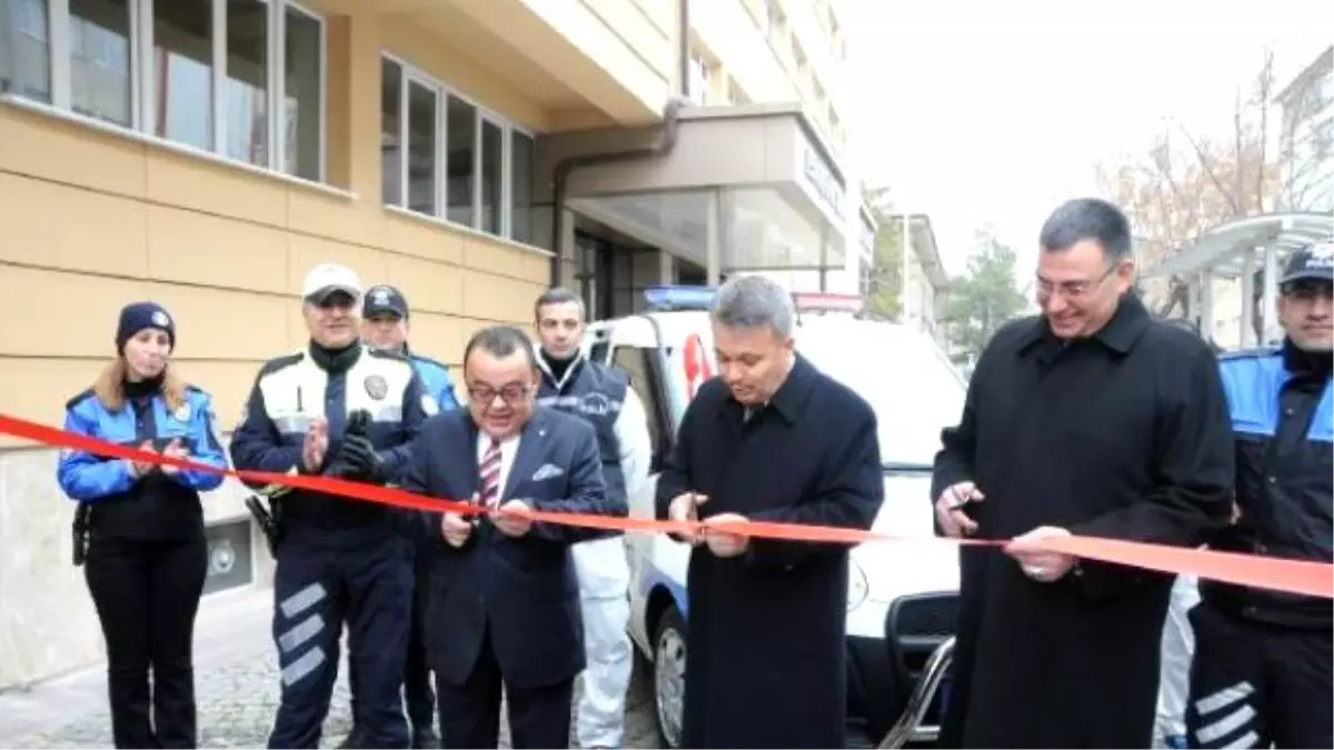 Araç Bağışlayan İşadamına Minyatür Polis Heykeli