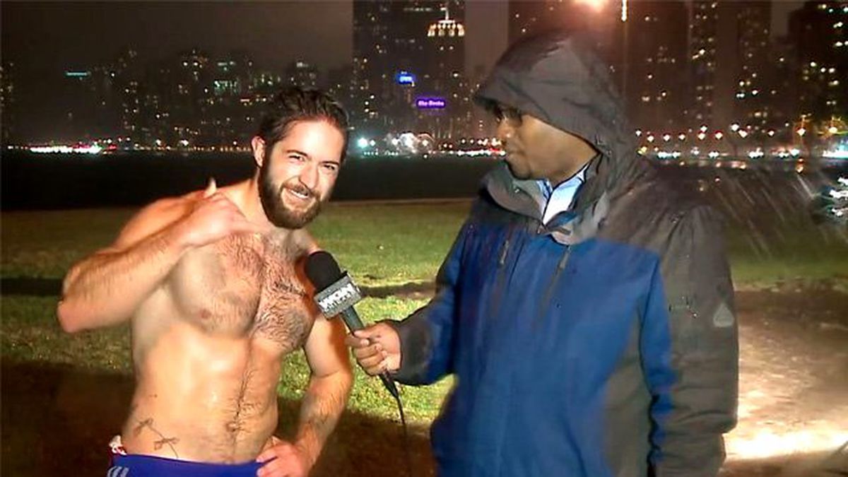 Yarı Çıplak Koşan Genç 'Yalnızım' Mesajı Verdi, Fenomen Oldu