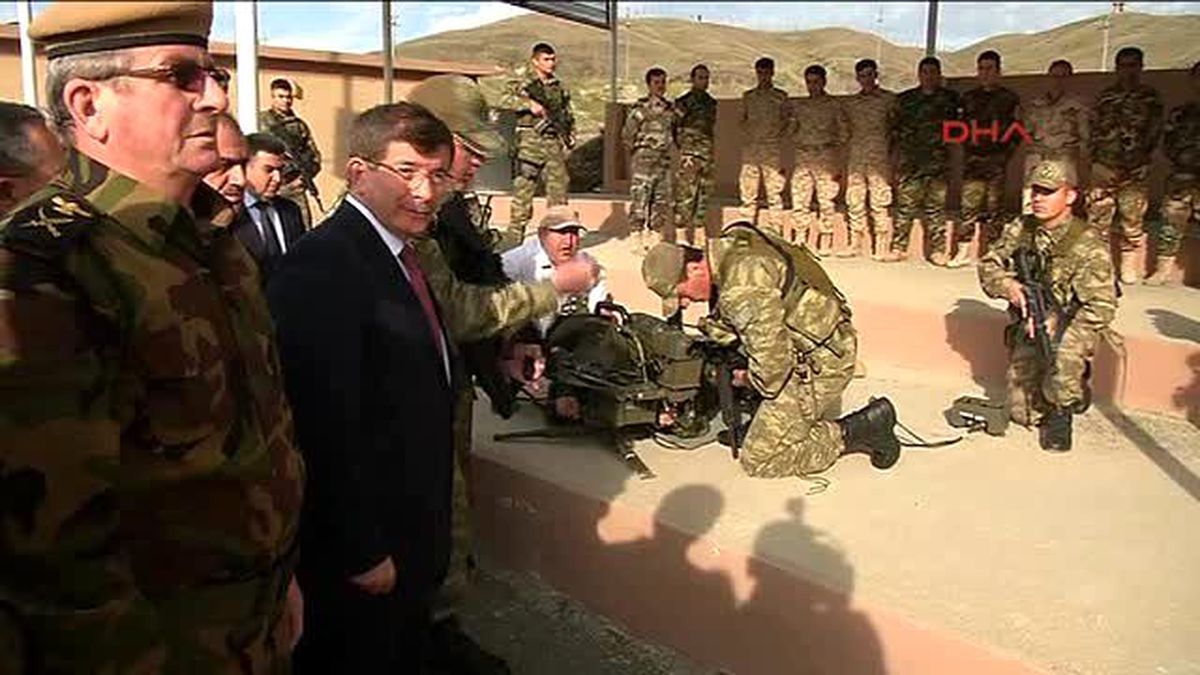 Başbakan Ahmet Davutoğlu Kuzey Irak?ın Diyana Bölgesindeki Peşmerge Eğitim Kampını Ziyaret...