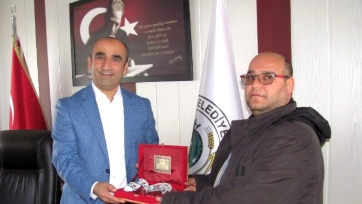 Başkan Özdemir\'den Arabanlı Gurbetçiye Plaket