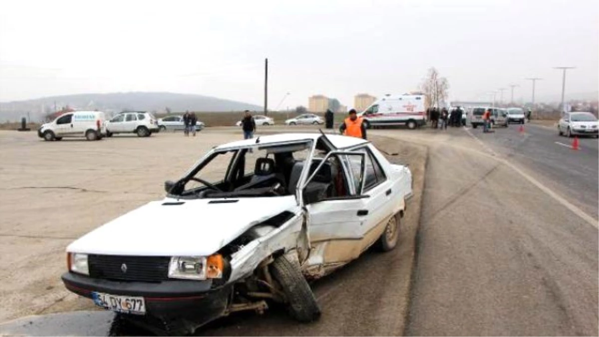 Bolu\'da Otomobil Kamyonetle Çarpıştı: 4 Yaralı