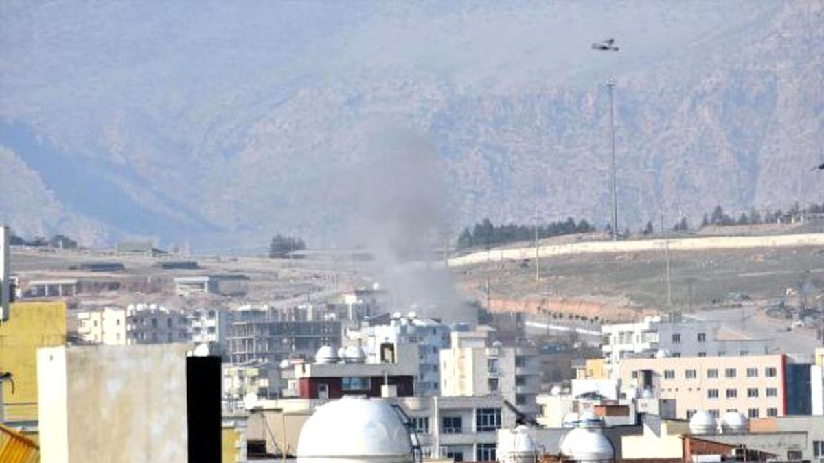 Cizre'de Tanklar İlçe Merkezine İndi, Bomba Tuzaklı Barikatları Vuruyor