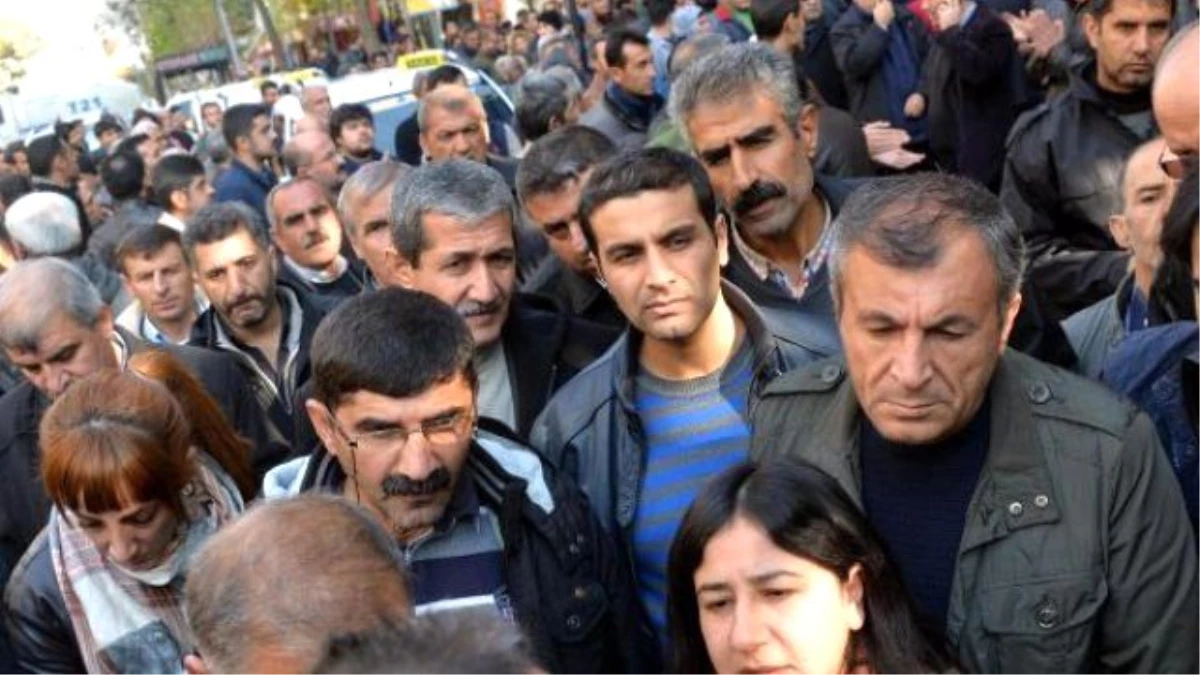 HDP\'li Vekil, Kameralar Önünde Polisle Tartıştı