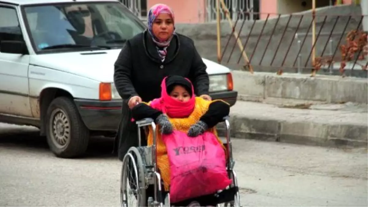 Engelli Kızını Götürüp Beklediği Okulda, Geçici İşçi Oldu