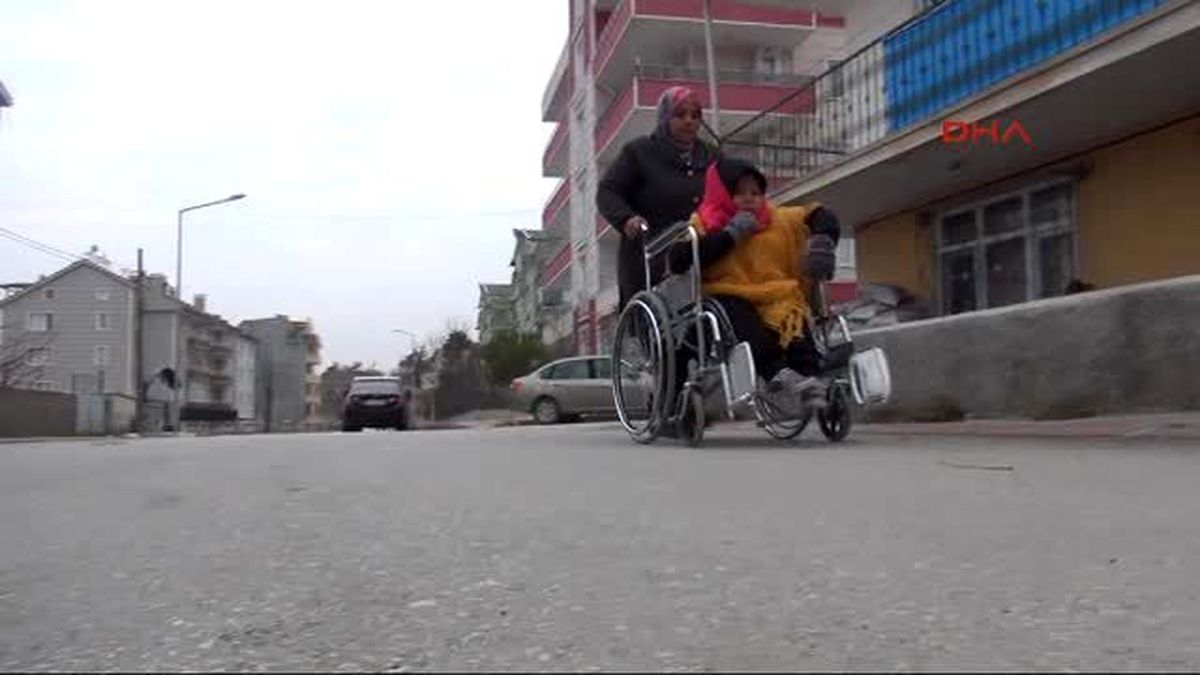 Engelli Kızını Götürüp Beklediği Okulda, Geçici İşçi Oldu