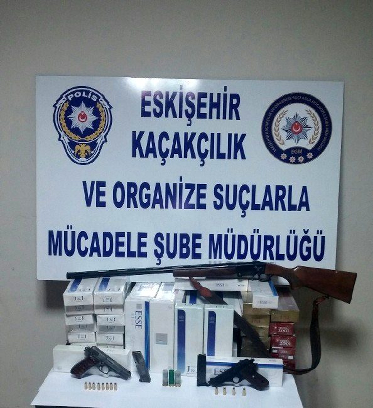 Eskişehir\'de Kaçak Sigara ve Ruhsatsız Silah Operasyonu